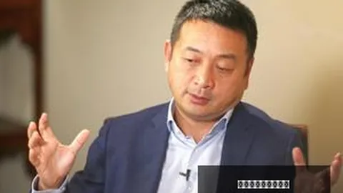 备战巅峰独行侠训练瞬间：欧文全神贯注，弗拉格与里萨温馨同框